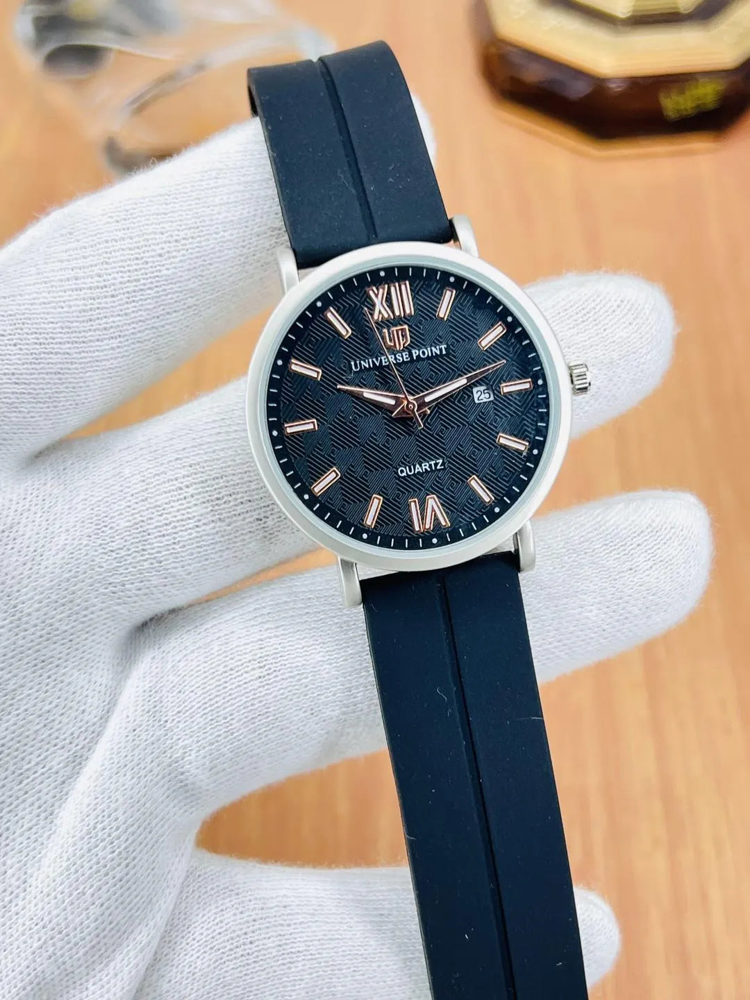 Modern Men's Magnet Strap Lock Watch - Lightweight Rubber Band Casual & Office Wristwatch