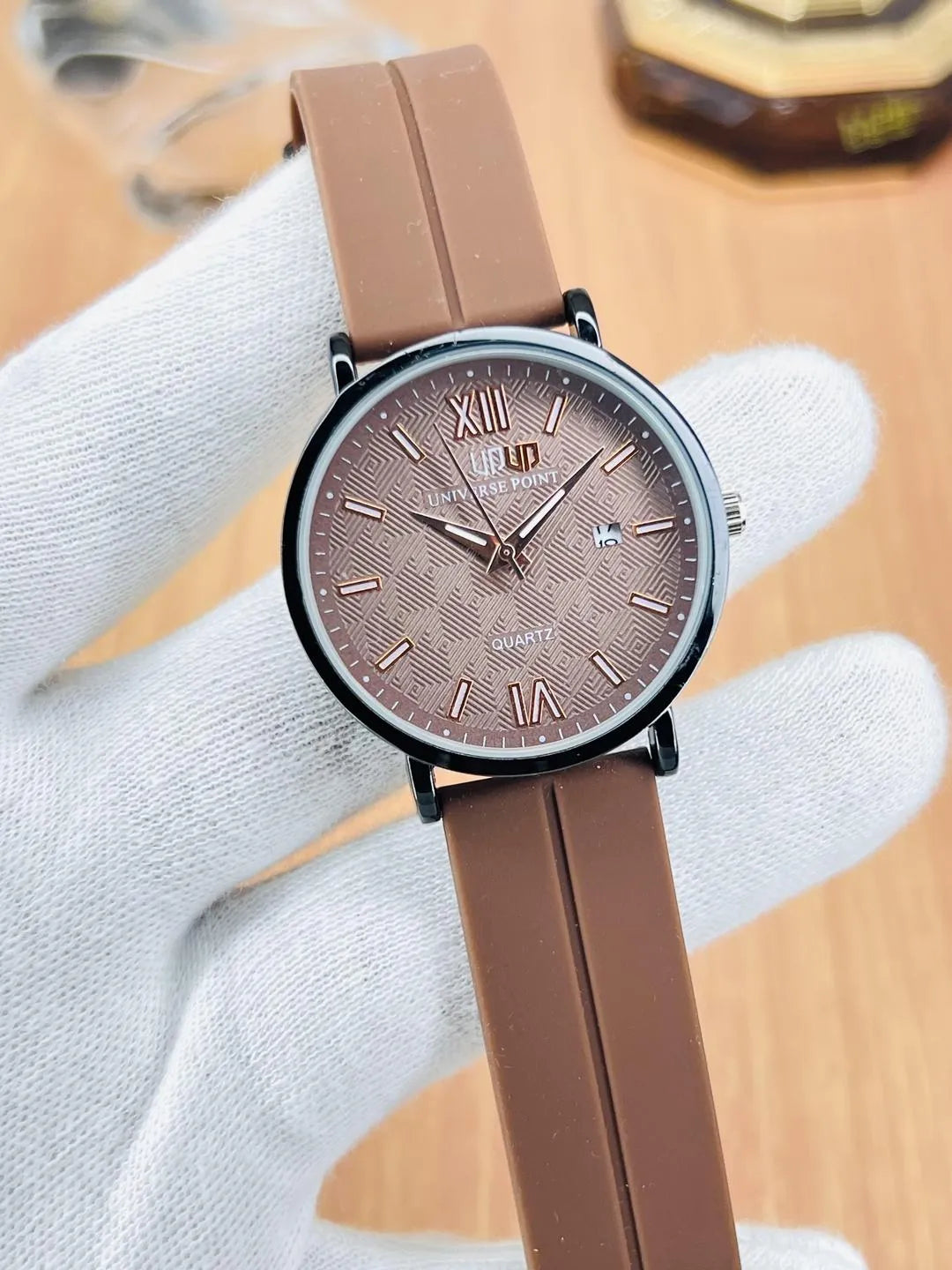 Modern Men's Magnet Strap Lock Watch - Lightweight Rubber Band Casual & Office Wristwatch