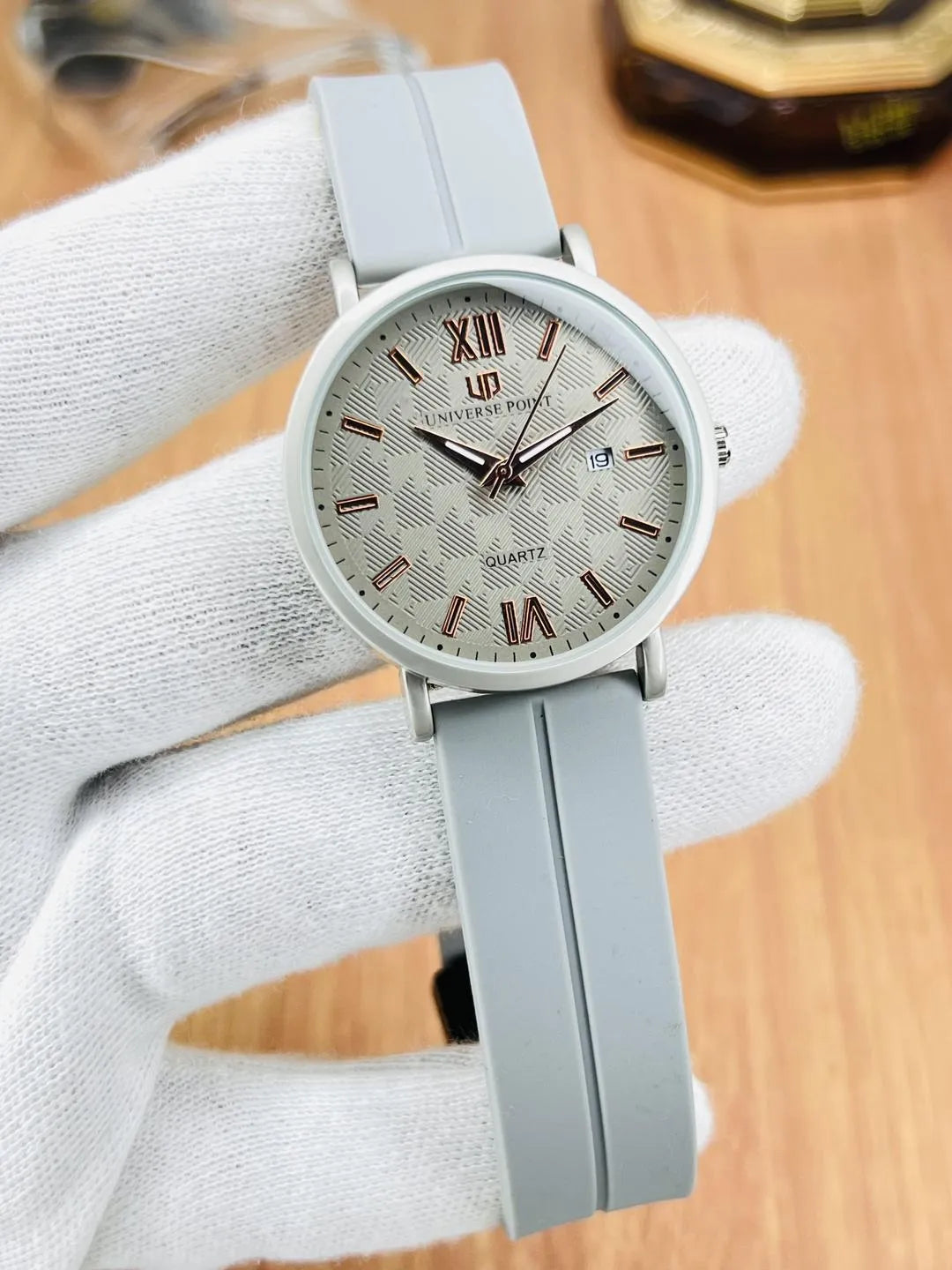 Modern Men's Magnet Strap Lock Watch - Lightweight Rubber Band Casual & Office Wristwatch