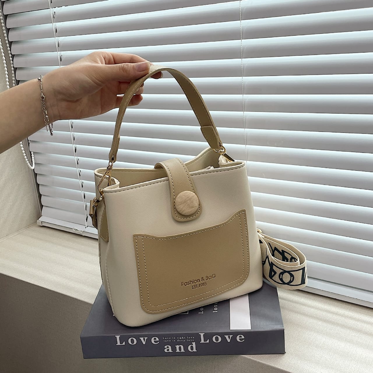 Fashionable High-Quality Shoulder Bag For Women - Elegant & Easy-To-Maintain Everyday Handbag