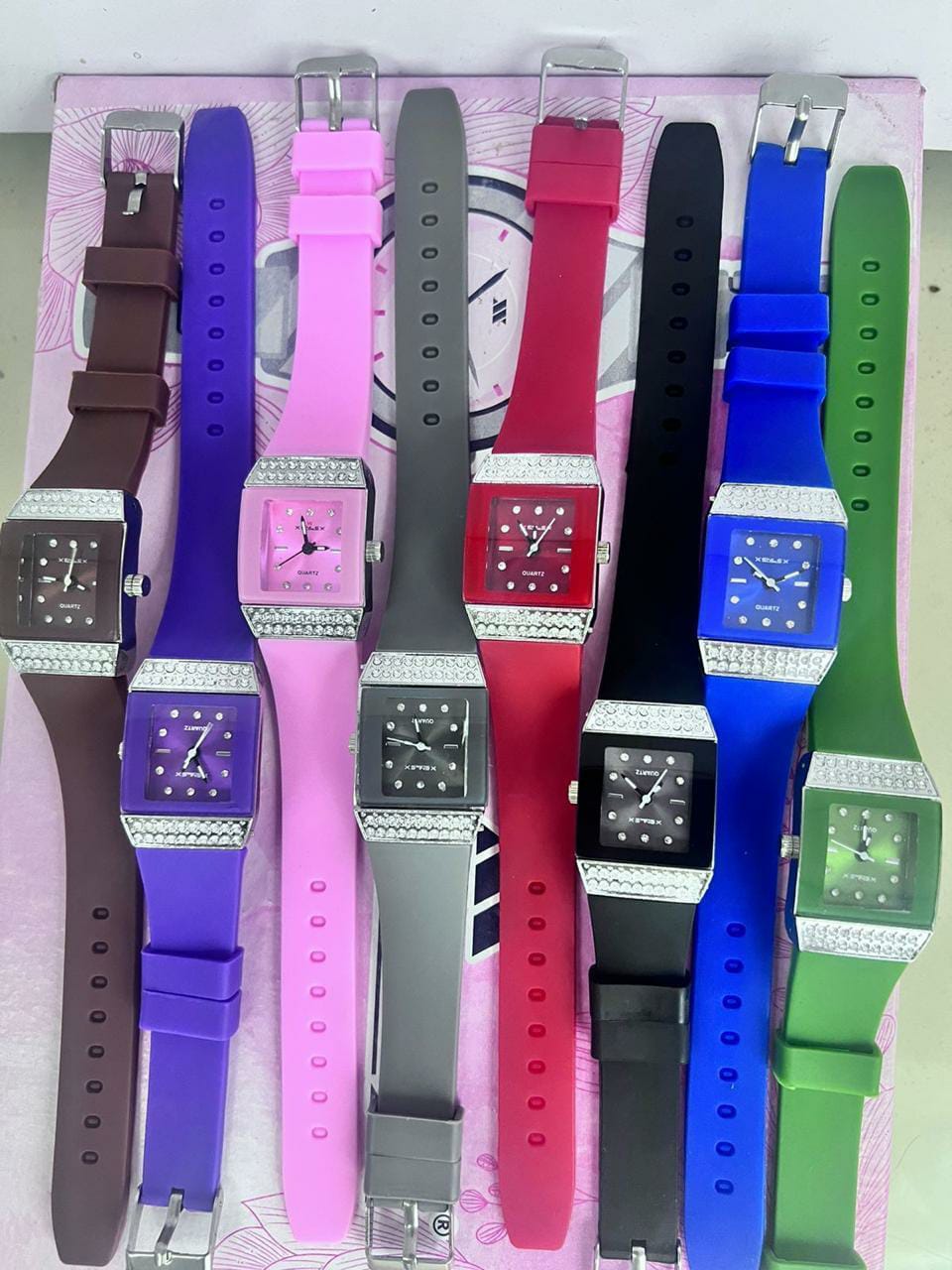 Trendy Silicone Strap Analogue Watch For Women - Lightweight Everyday Casual Wristwatch